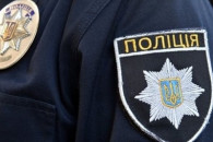 У Києві чоловік з ножем напав на працівн…