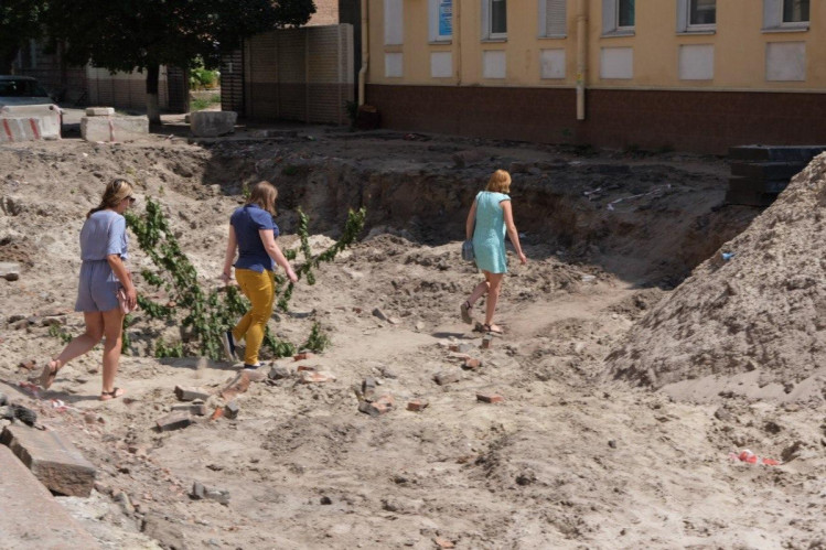 Люди переходят Московський проспект по ямах