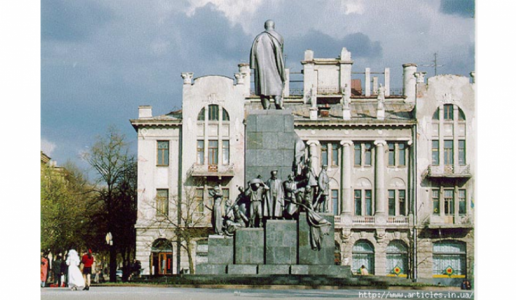 Пам'ятник Т. Шевченку на Сумській, початок 90-х