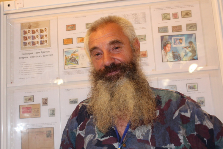 Чоловік з бородою на виставці УКРФІЛЕКС 2020