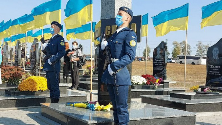 На Алеї Слави у Харкові відкрили пам'ятники 16 загиблим на Донбасі
