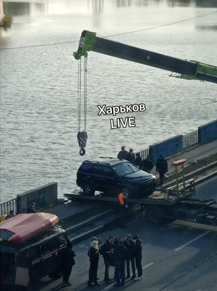 Автомобіль дістали з річки Харків