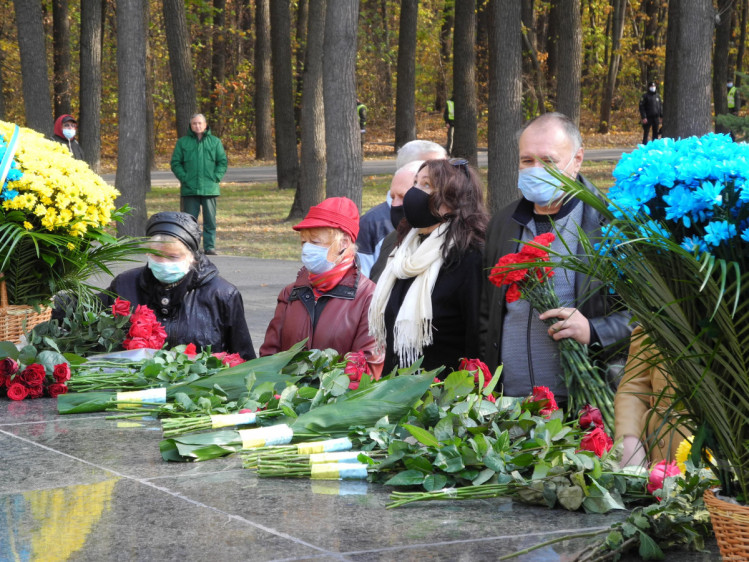 До Меморіалу Слави у Лісопарку поклали квіти