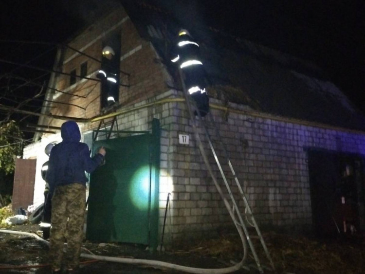 Валківські рятувальники ліквідували пожежу на території приватного домоволодіння