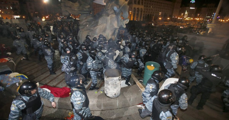 Силовики розганяють мітинг Євромайдану в Києві