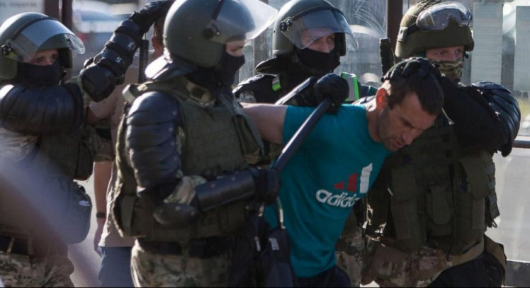 Білоруські силовики масово затримують учасників акцій протесту