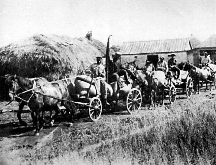 Продзагони вилучають зерно у селян на Харківщині, 1932 рік
