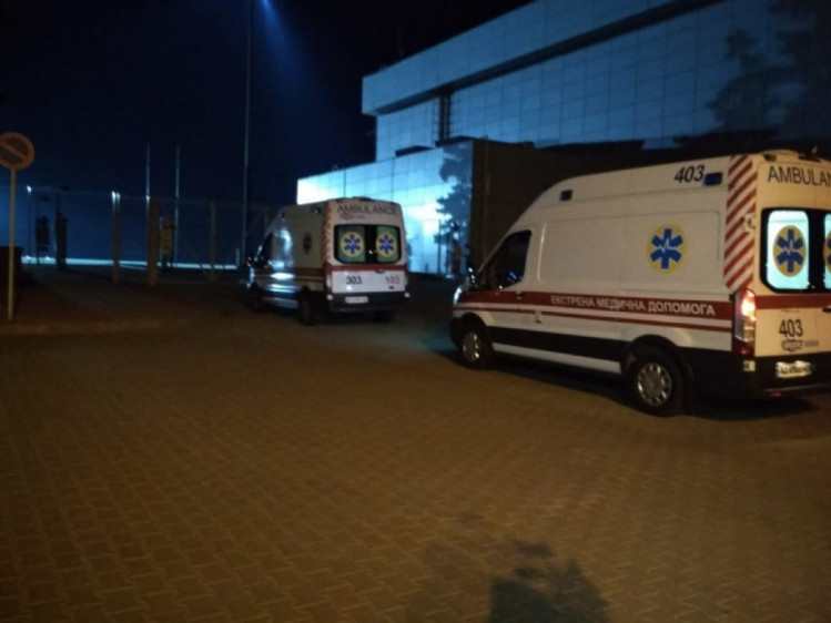 Бригады медиков в аэропорту Харькове при вывозе Кернеса в Берлин