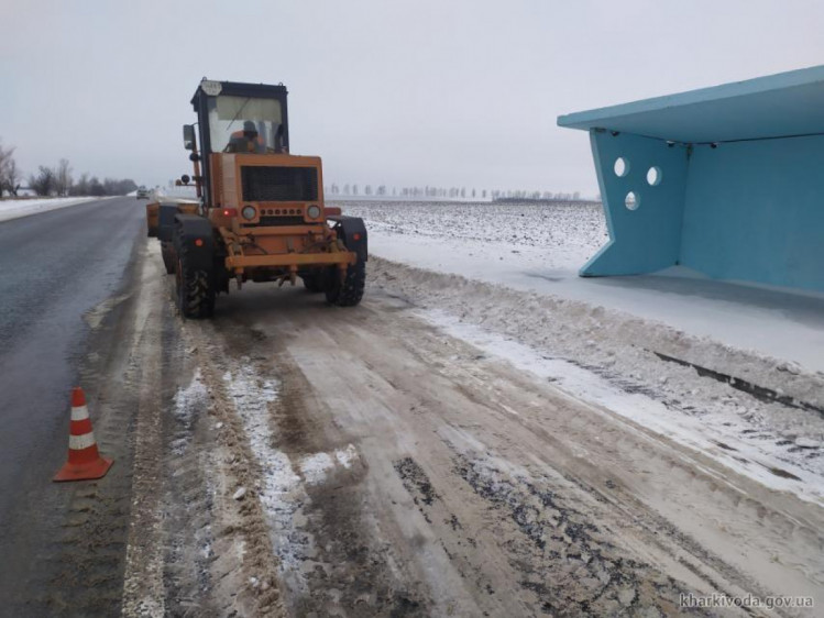 У Харківській області розчищають дороги від талого снігу 