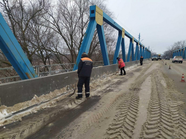Розчистка доріг на Харківщині 12 лютого