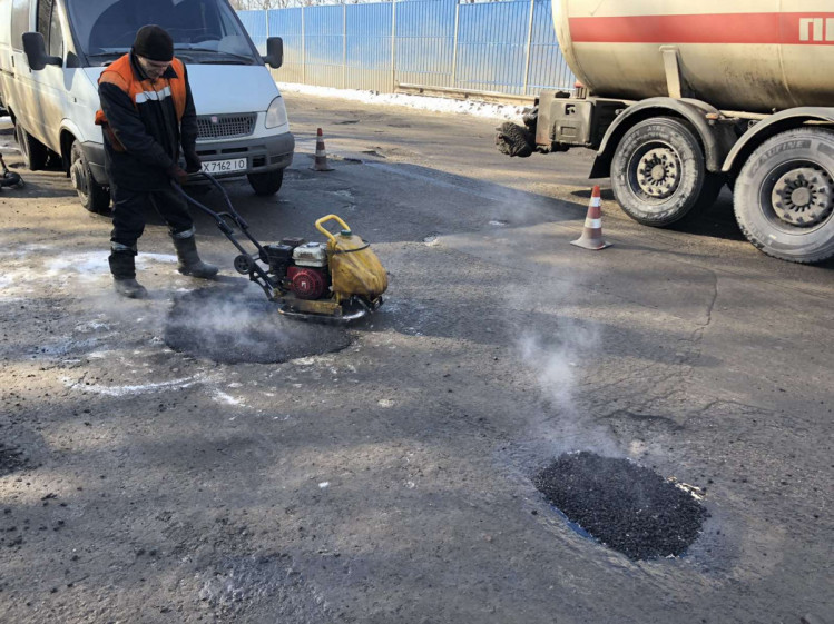 У Харківській області 15 лютого ремонтували дороги 