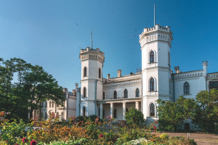 Туристичним магнітом Харківської області є палац у смт Шарівка