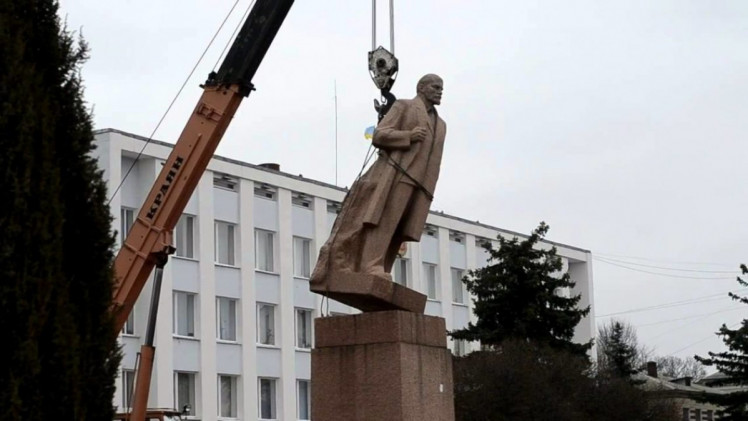 Демонтаж монумента Леніну в Києві