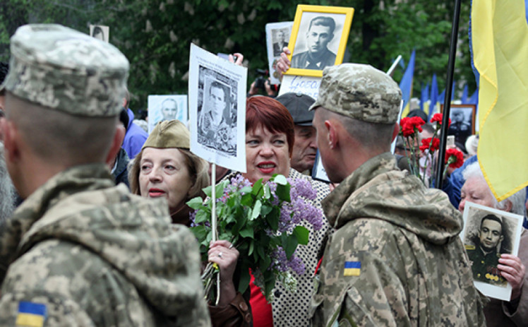 В Харькове пытаются проводить Бессмертный полк