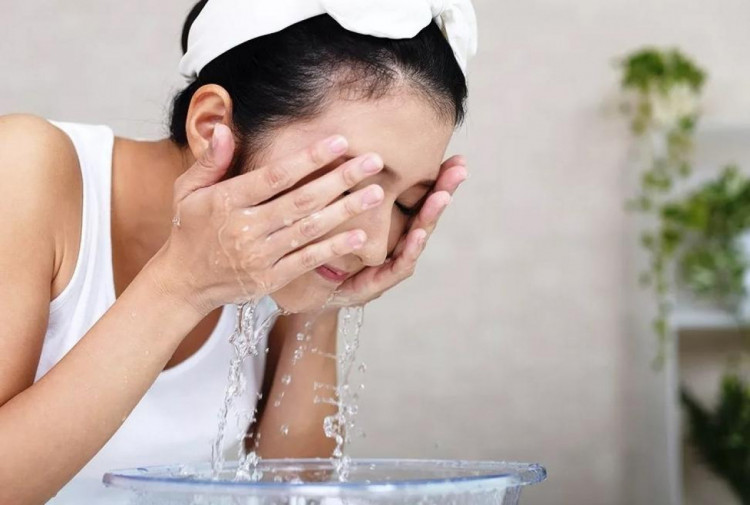 Умывание является основой ухода за кожей лица
