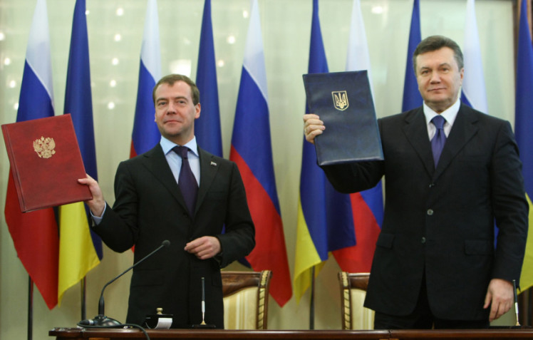 У Харкові Янукович підписав газові угоди, який зробили можливою окупацію Криму