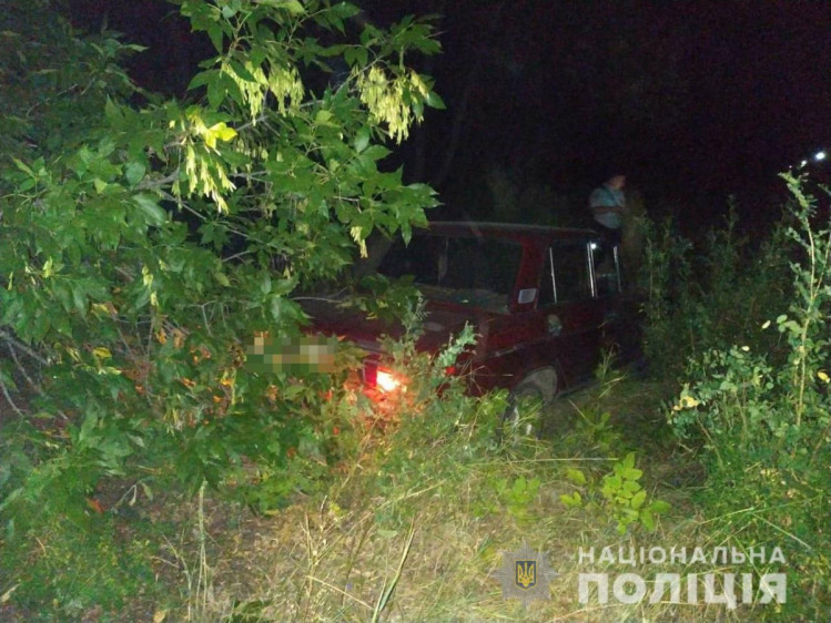 Водителя, который сбил подростков на Харьковщине, бросил авто в посадке