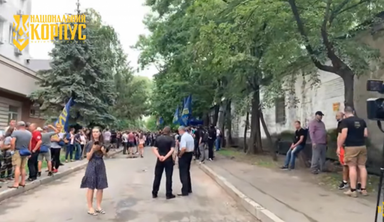 Суд над & quot; Национальным корпусом & quot; в Киеве пикетируют активисты