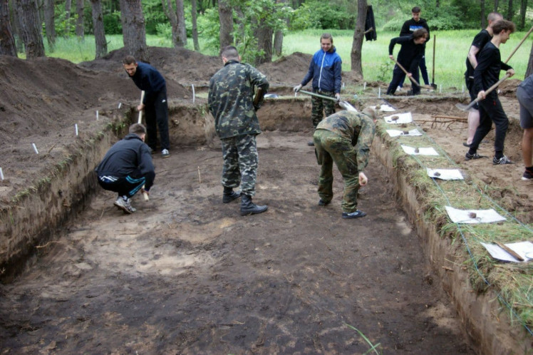 Студенты работают на раскопках в Харьковской области