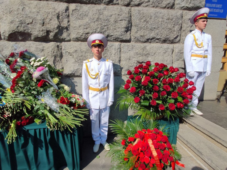 Харків"яни поклали квіти до меморіальної дошки Кернесу