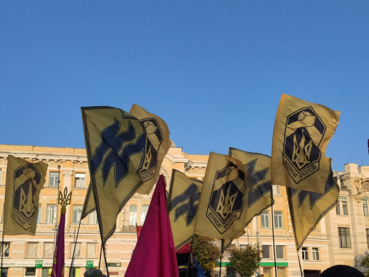 Прапори Нацкорпусу на Марші захисників України в Харкові 