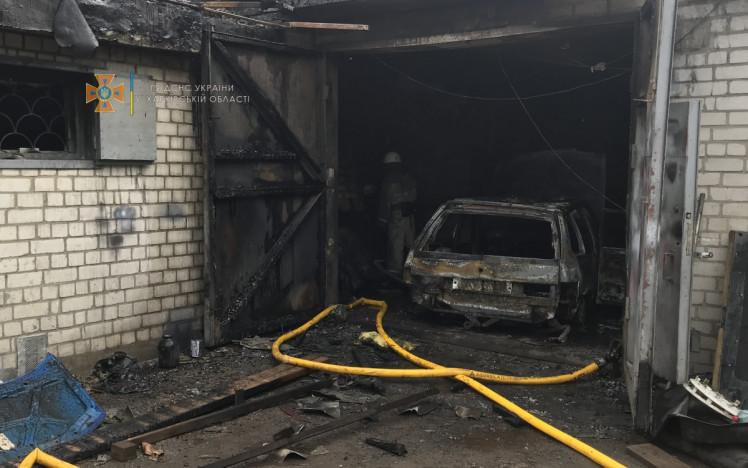 Спасатели потушили пожар в гараже в Харькове