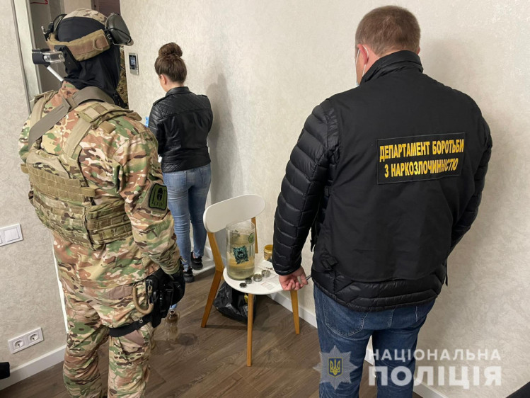 В Харькове работника мошеннического колл-центра уличили в распространении наркотиков