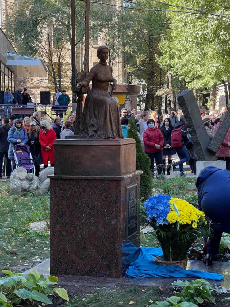 У Харкові відкрили пам"ятник Раєвській-Івановій