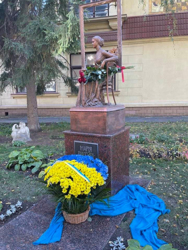 Монумент Раевский-Ивановой в харьковской академии