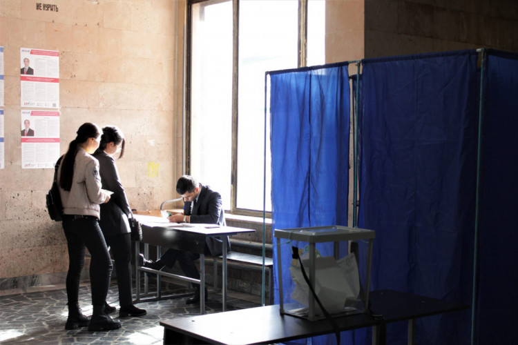 В Харькове голосовали на выборах президента Узбекистана