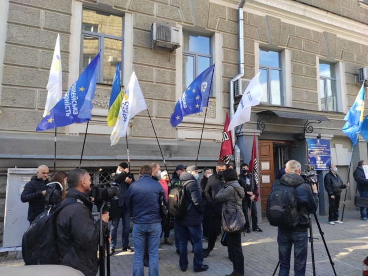Близько 40 активістів пікетують суд у Харкові 
