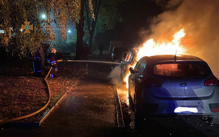 Рятувальники загасили палаючі на Салтівці автомобілі