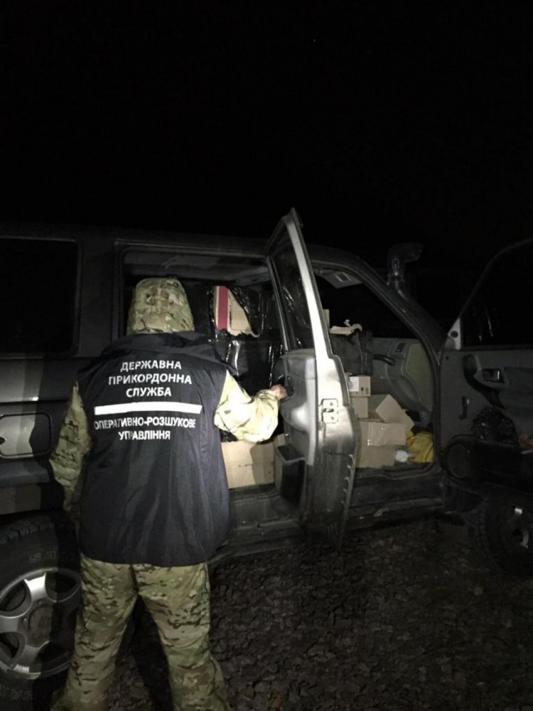 На границе с Россией остановили два автомобиля с контрабандой