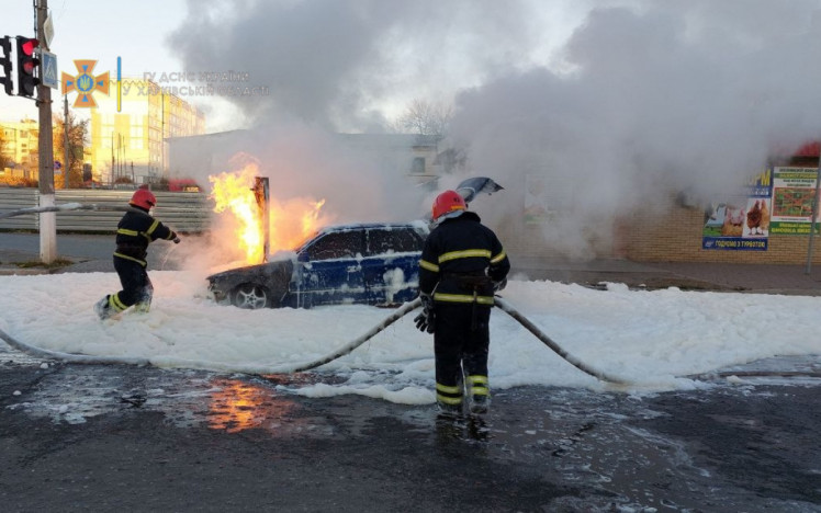 На Харківщині сталася пожежа в авто