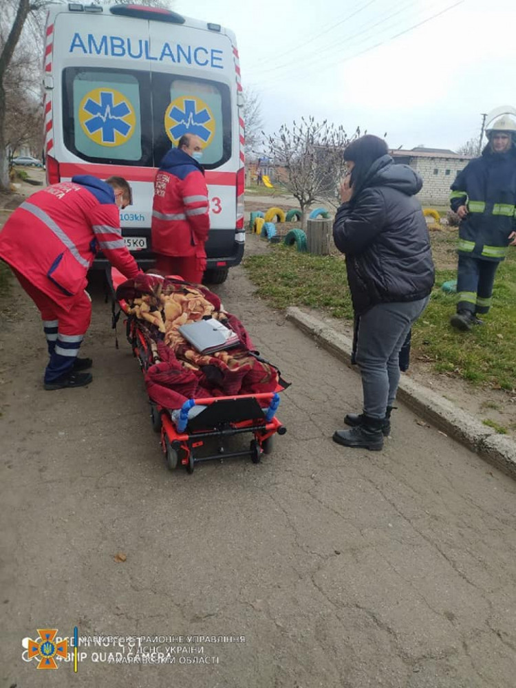 В Харьковской области спасатели открыли лвери в дом, где находилась больная женщина