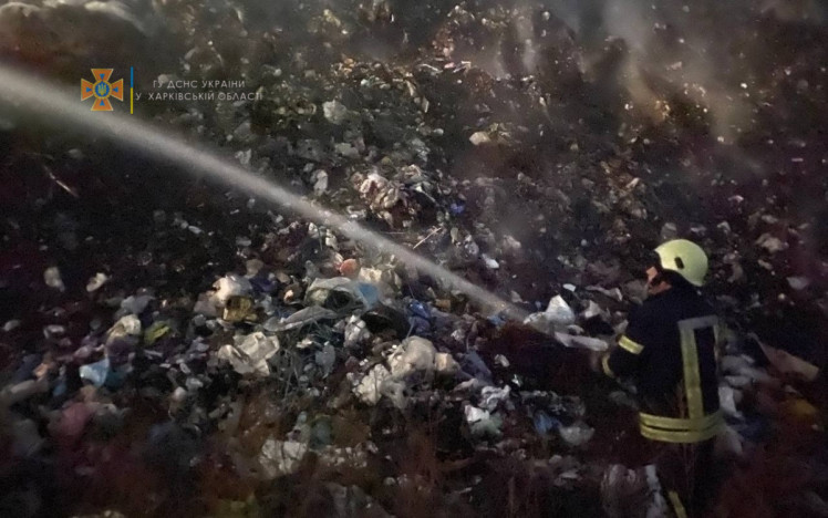 На Харківщині горить сміттєзвалище