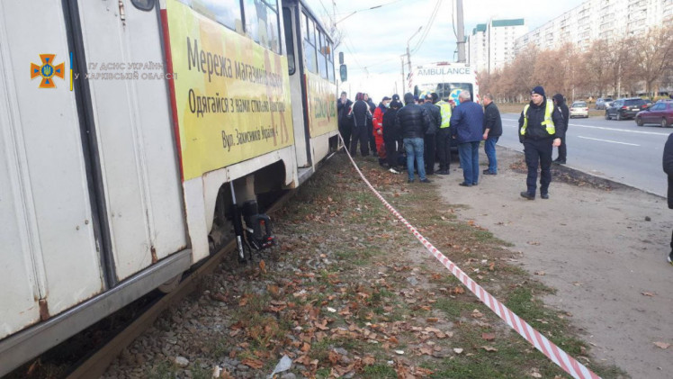 Рятувальники транспортували дівчину, яку переїхав трамвай у Харкові