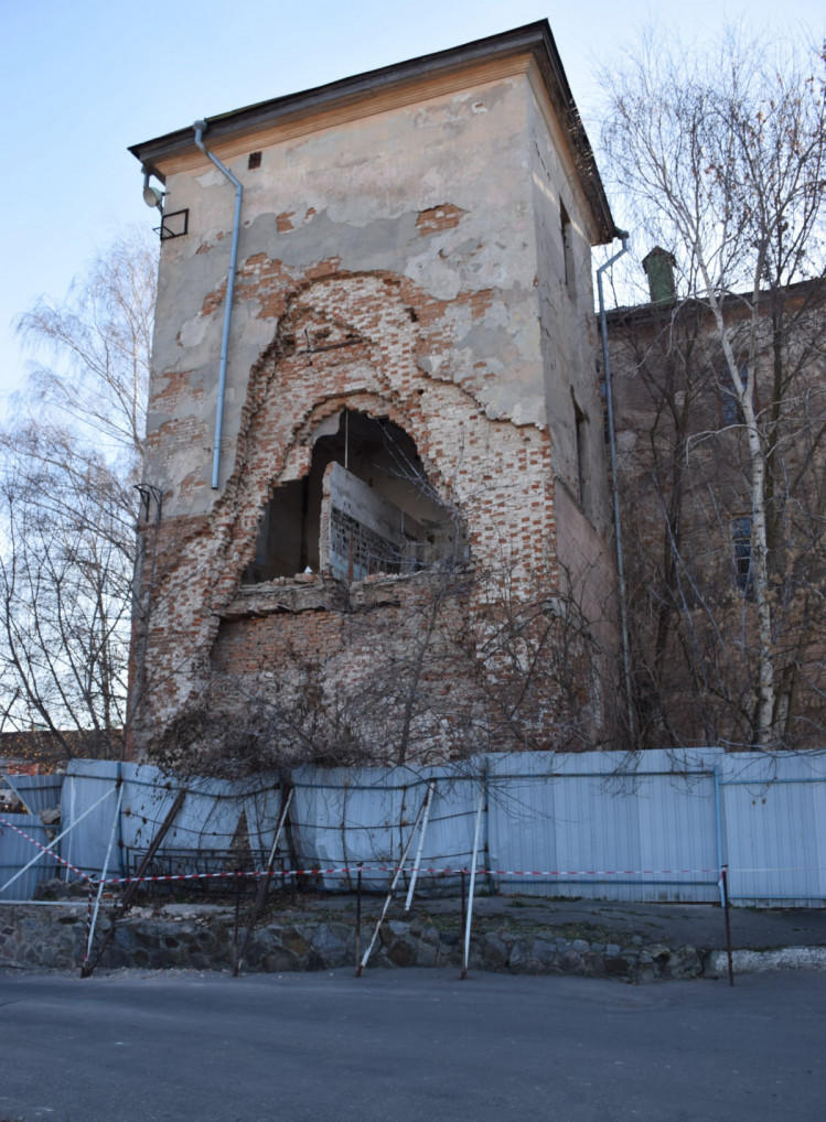 Під Харковом руйнуються Штаби військових поселень