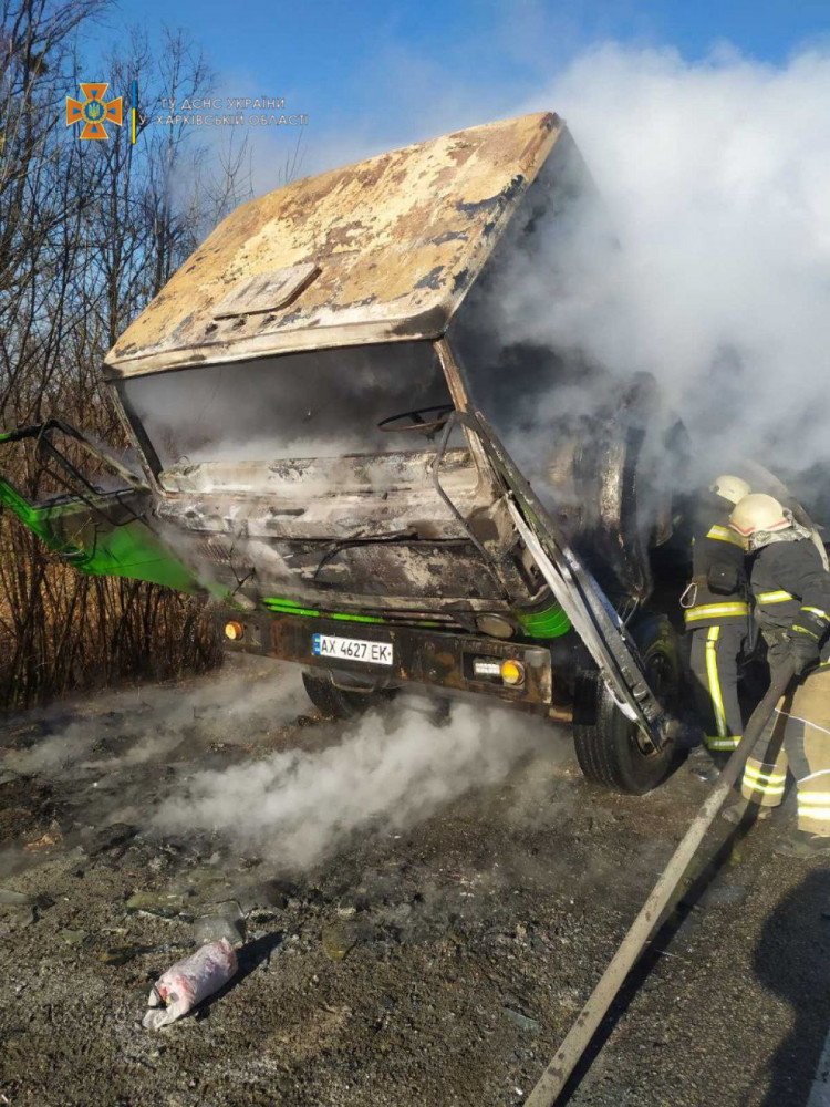 На Харківщині загасили пожежу в вантажівці