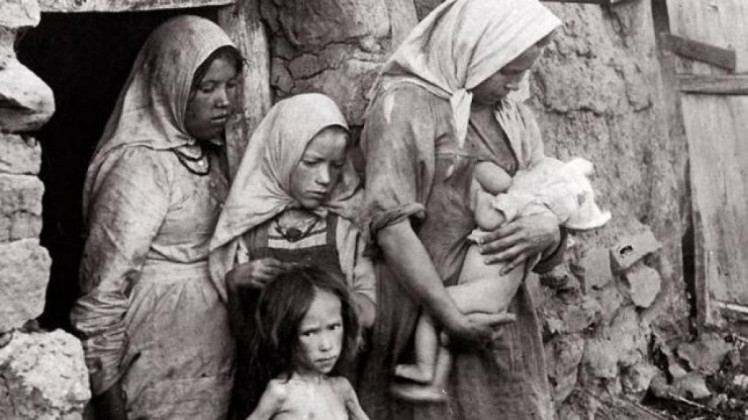 Семья, страдающая от голода 1932-33 годов