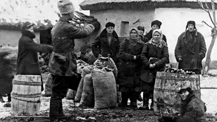 Продотряды отбирают хлеб у семьи украинцев