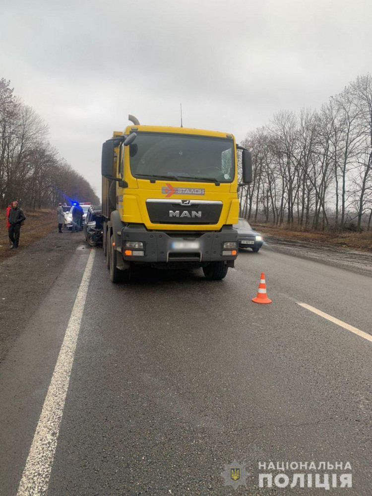 На Харківщині легковик врізався в вантажівку