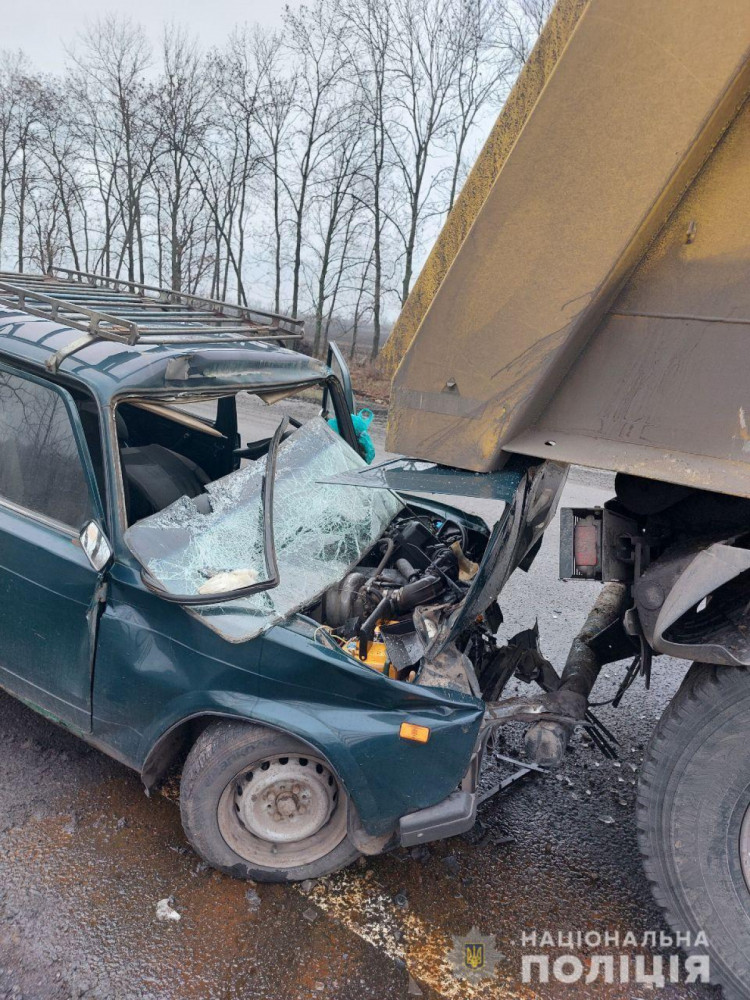 У Харківській області водій легковика влетів під фуру