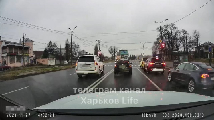В Харькове водитель нарушил ПДД и стал звездой соцсетей