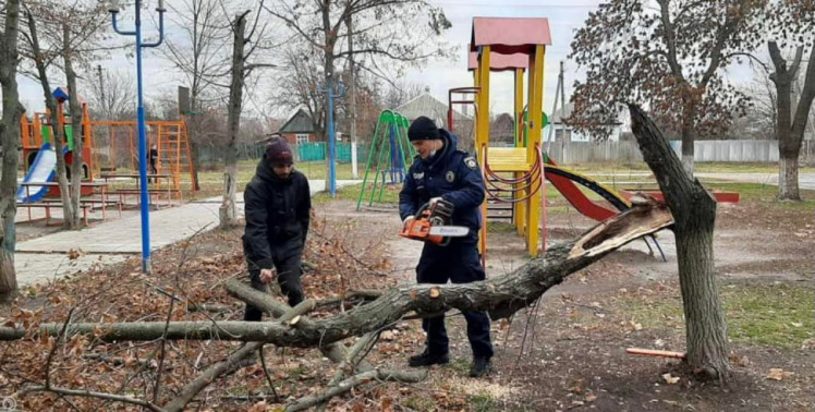 Поліція ліквідовує наслідки негоди на Харківщині 