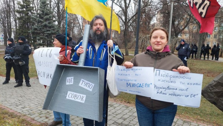У монумента Жукова в Харькове собрались две акции