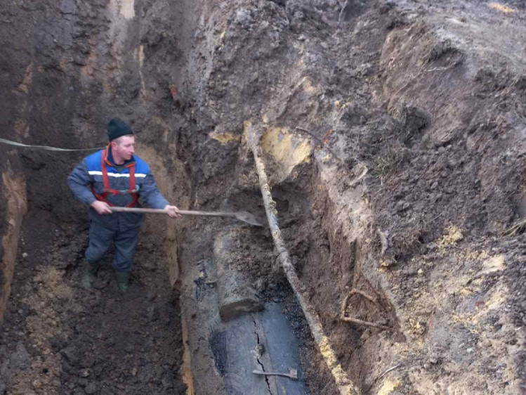 На Салтовке аварийно ремонтируют водопровод
