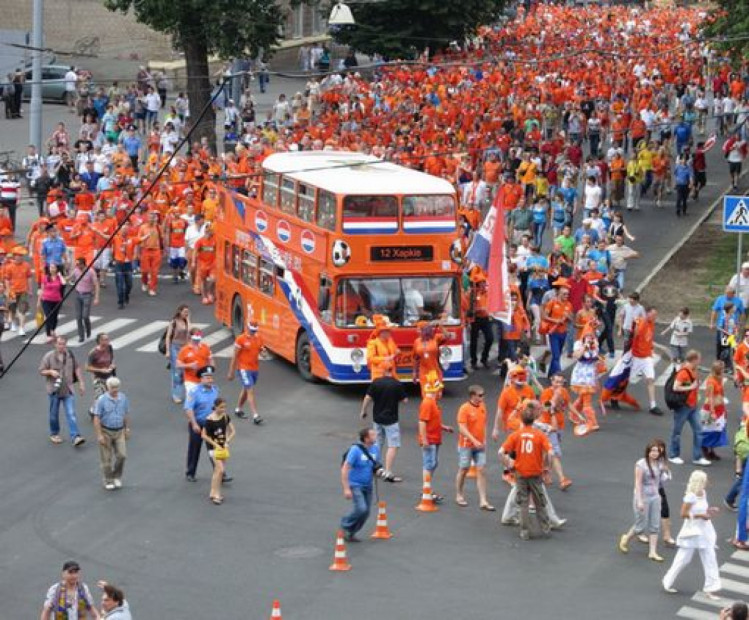 Шествие голландских болельщиков в Харькове