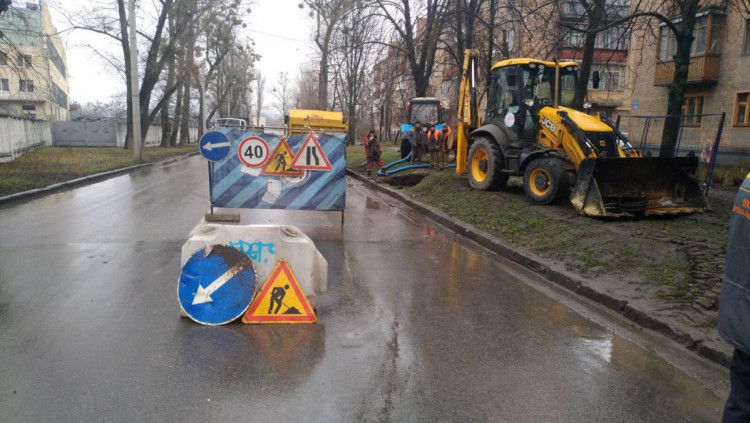 В Харькове на Большой Панасовской устраняют аварию на водопроводе 10 декабря