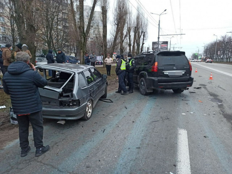 В Харькове 12 декабря джип врезался в легковушку